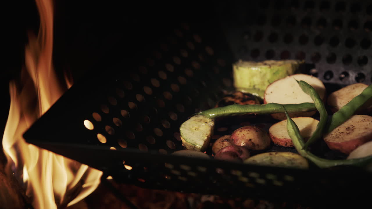 Deliziose patate con verdure sono cotte su un fuoco aperto.