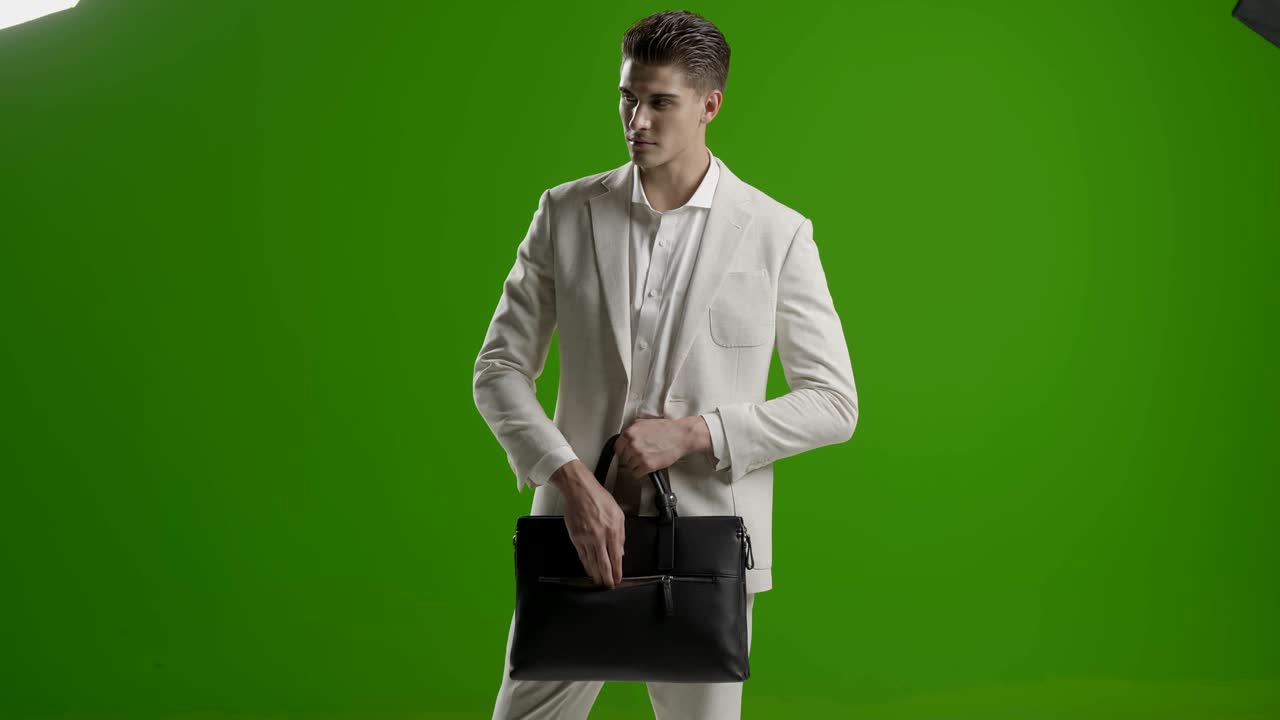 joven hombre de negocios guapo pantalla verde usando teléfono inteligente sonriendo tomando fotos selfie con el teléfono