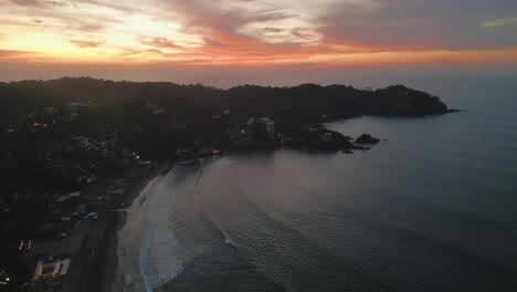 Sayulita-Bucht,-Pazifischer-Ozeanstrand,-Mexikanisches-Dorf,-Drohnenlandschaft-Bei-Sonnenuntergang