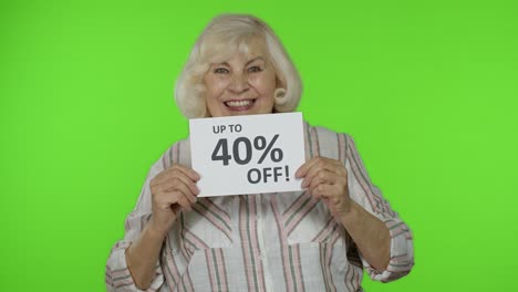 abuela mayor mostrando venta 40 por ciento de descuento anuncio de banner. compras en línea. viernes negro