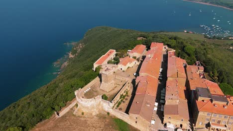 castillo de populonia con torre y murallas de la fortaleza