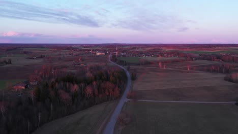 Straße-Zwischen-Feldern-Und-Wald-In-Richtung-Eines-Kleinen-Dorfes