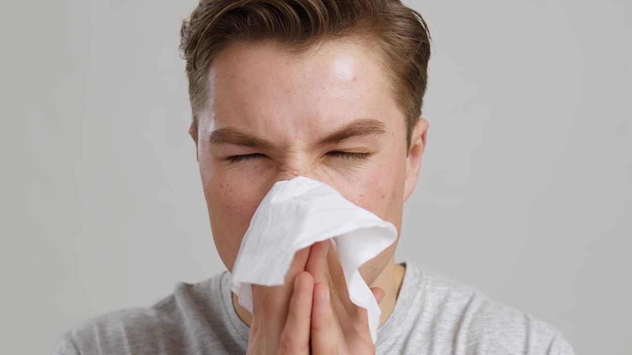 hombre con un resfriado