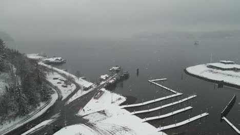 un ferry del estado de washington navega a través de la niebla y una tormenta de nieve desde la isla vashon hasta tacoma, antena