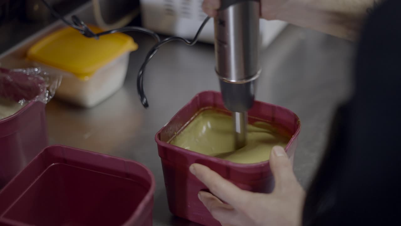 Preparando um Produto Alimentar em uma Cozinha Comercial