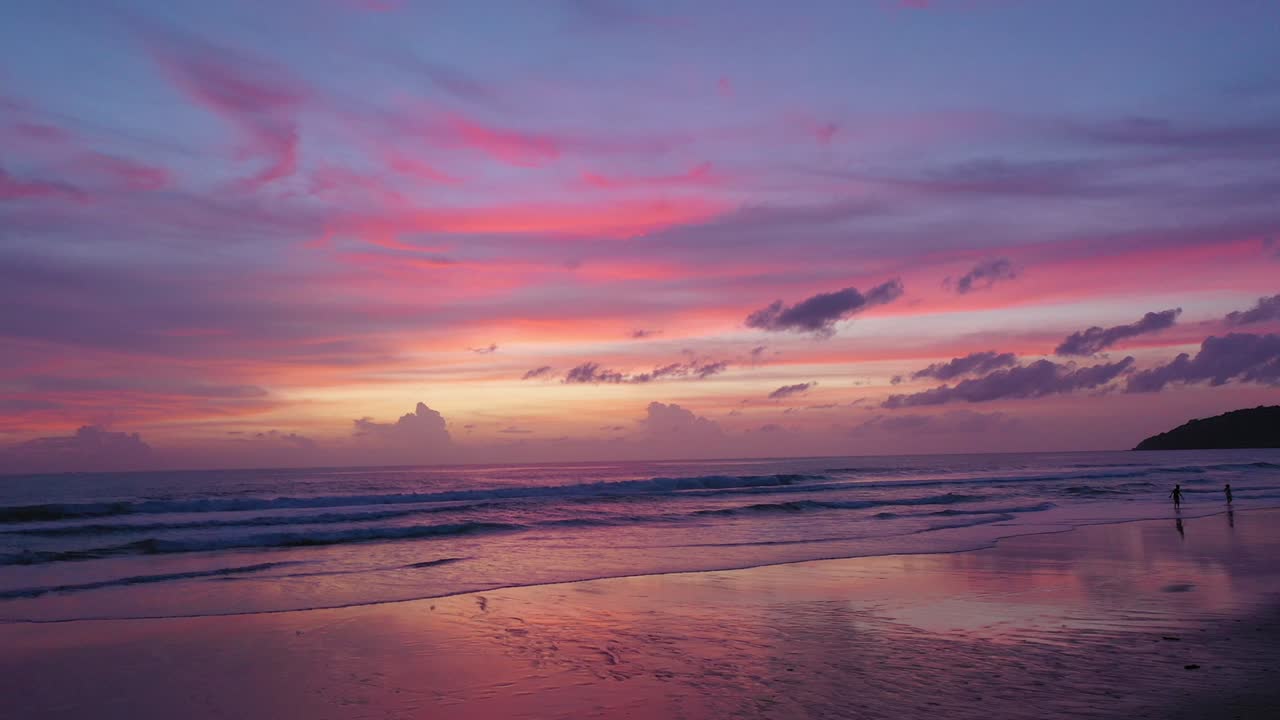 vista aérea del reflejo de la dulce nube al atardecer en la playa.