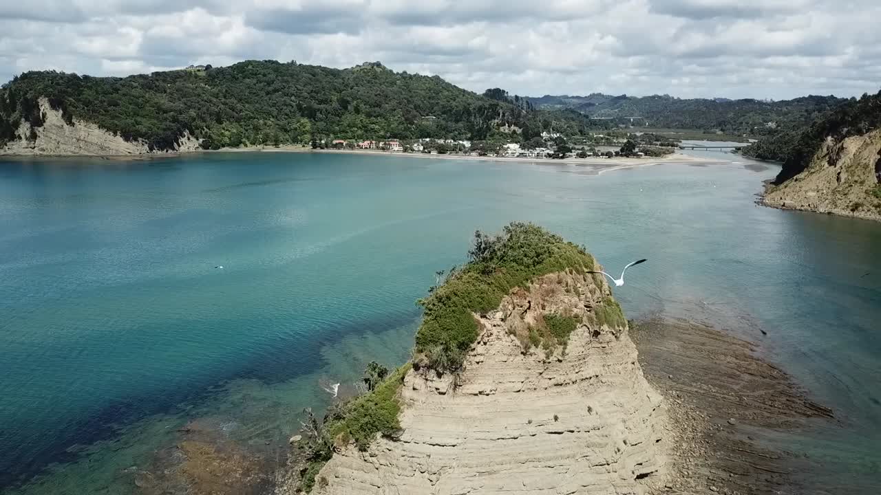 뉴질랜드의 섬만의 바다에 있는 섬의 조감도