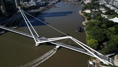 Die-Fähre-Fährt-Unter-Der-Neu-Errichteten-Kangaroo-Point-Bridge-Hindurch,-Die-Für-Die-Olympischen-Spiele-2032-In-Brisbane-Gebaut-Wurde