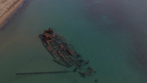 4K-Tilt-Up-Clip-über-Einem-Schiffswrack-Am-Tropischen-Strand-Von-Epanomi,-Nordgriechenland