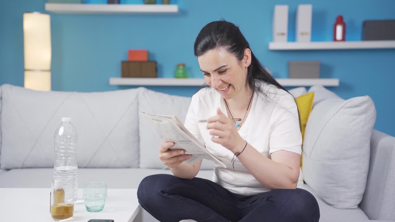 la mujer olvidadiza está resolviendo rompecabezas.