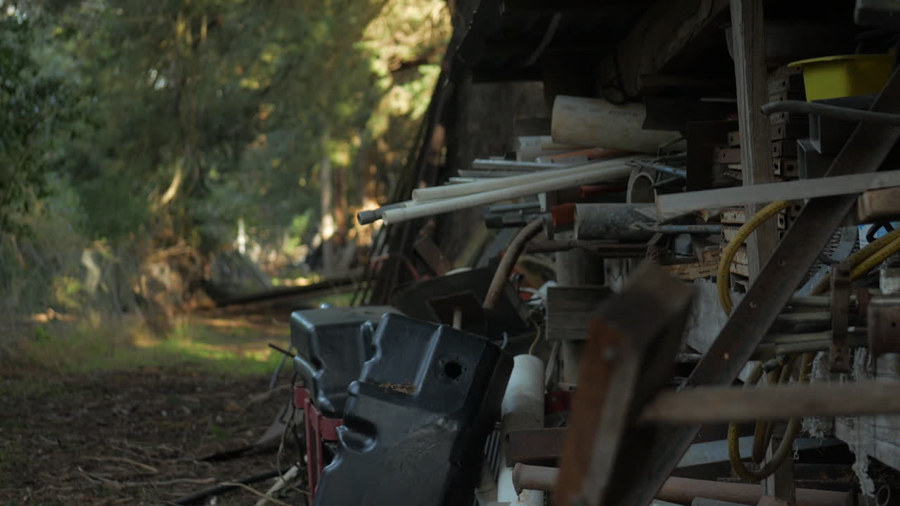 외부 선반에 정리된 임의의 오래된 정크 금속