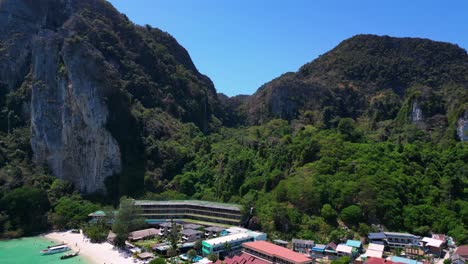 El-Complejo-Turístico-Turquesa-Está-Rodeado-De-Montañas-Y-Jungla,-Mostrando-La-Belleza-De-La-Naturaleza.