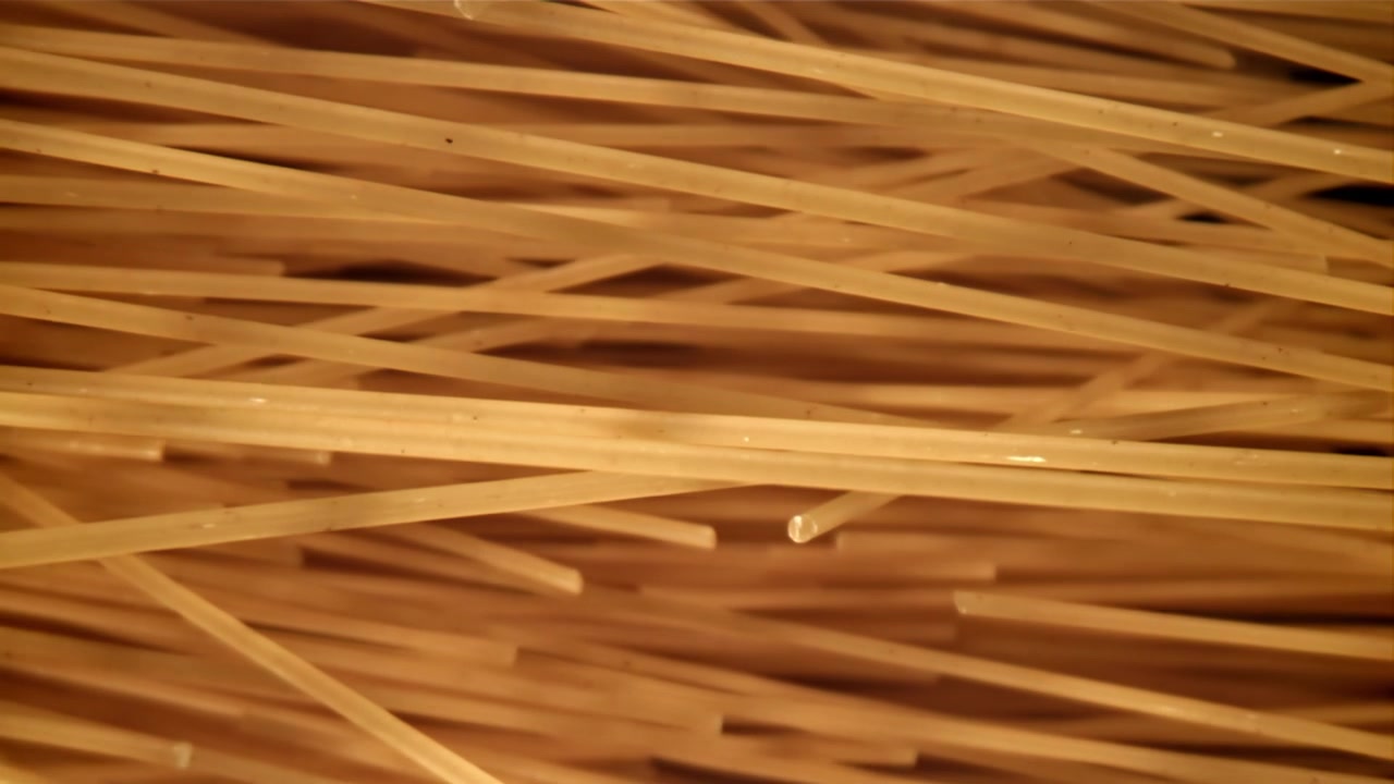 Primo piano di spaghetti secchi non cotti.