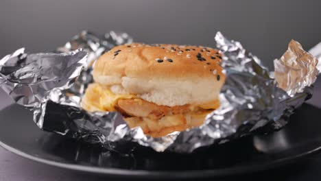 포장 된  치즈 햄버거