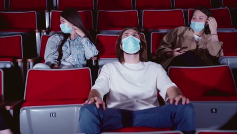 público del cine con máscaras