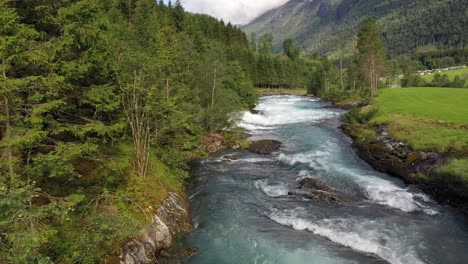 Gebirgsfluss-Schöne-Natur-Norwegen-Natürliche-Landschaft.-Luftaufnahmen-Lovatnet-See-Lodal-Valley.