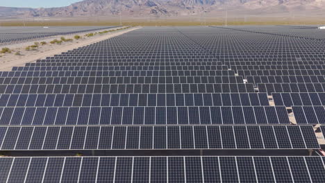 Conjunto-De-Paneles-Solares-En-Un-Desierto-Remoto-Durante-El-Día,-Aéreo.