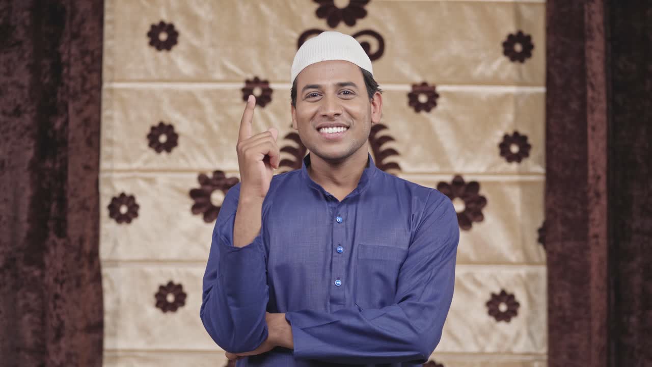 혼란스러운 무슬림 남자는 많은 생각을 한 후 아이디어를 얻습니다.