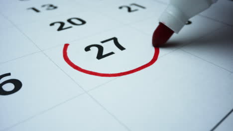 calendario de días laborables. mujer marcando el día en el calendario con un marcador