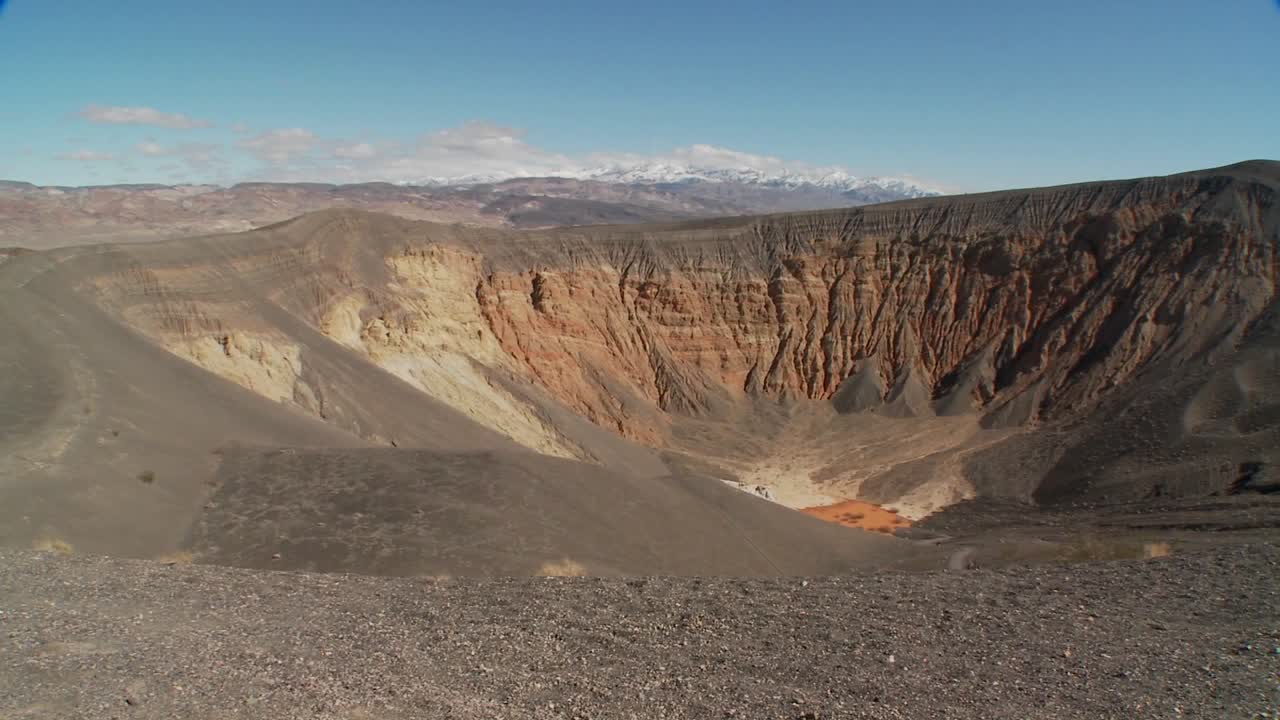 데스 밸리 국립 공원의 화산 분화구를 가로지르세요.