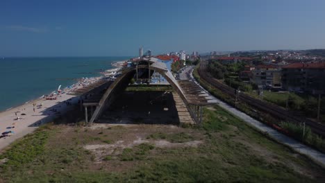 Luftaufnahme-Eines-Verlassenen-Und-Halb-Zerstörten-Ökomonsters-Aus-Beton-Am-Strand-Der-Adria-In-Italien