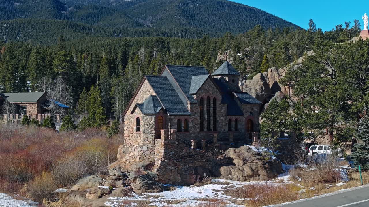 capilla en la roca órbita aérea establece la sagrada iglesia católica en allenspark colorado