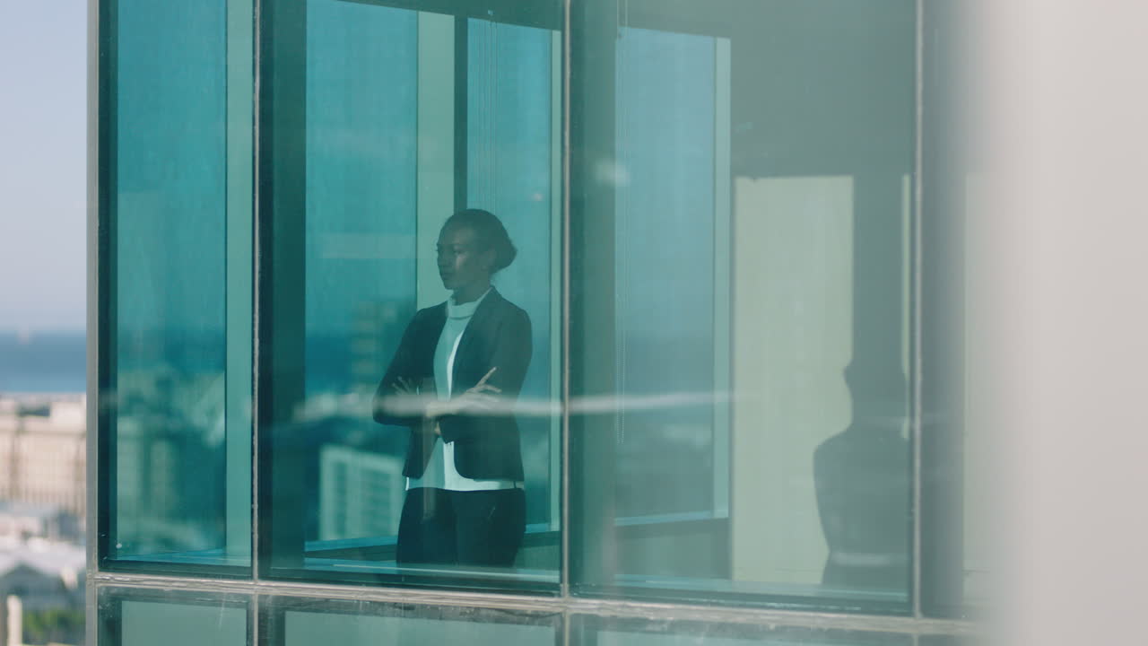 erfolgreiche geschäftsfrau schaut aus dem fenster, plant voraus, denkt an die zukunft, genießt die aussicht auf die stadt, 4k-aufnahmen