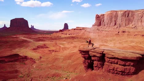 Excelente-Antena-Sobre-Un-Vaquero-A-Caballo-Con-Vistas-A-Monument-Valley-Utah