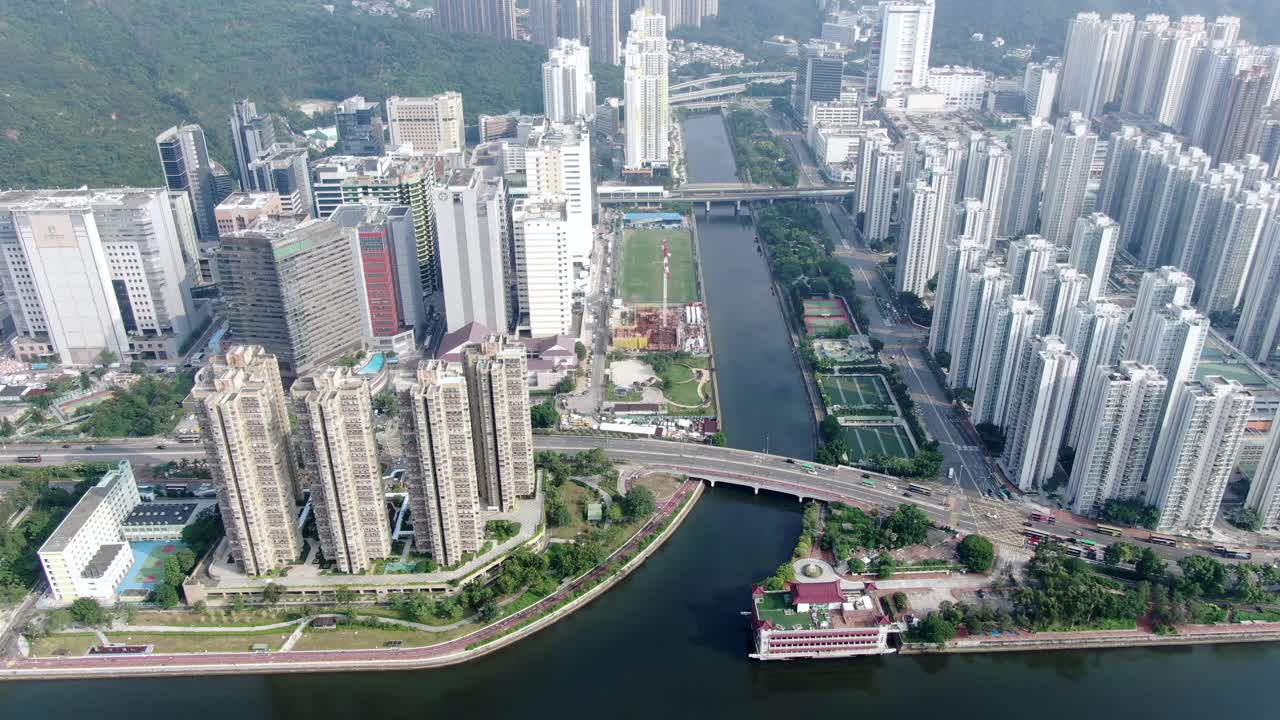 vista aérea de mega edificios residenciales frente al mar de sha tin de hong kong