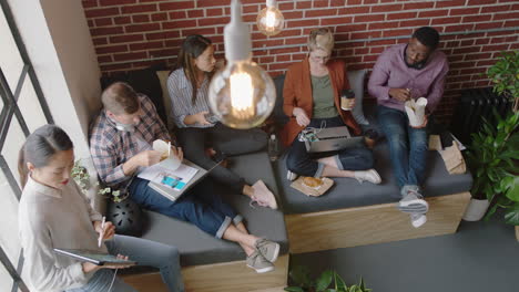 diverse-business-people-enjoying-lunch-break-eating-together-enjoying-relaxing-office-brainstorming-discussing-creative-ideas-friends-collaborating-in-relaxed-cafe-meeting-top-view