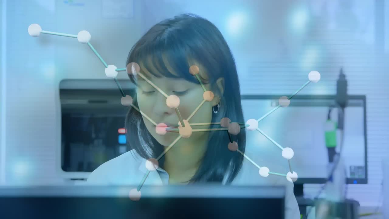 분자 구조가 실험실에서 일하는 여성 과학자에 대해 움직입니다.