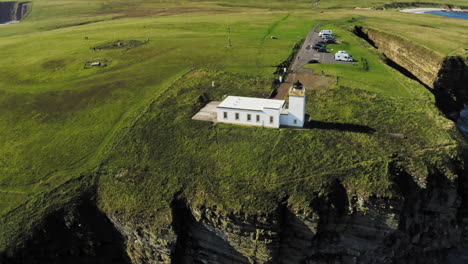 Kreis-Drohnenaufnahme-Des-Leuchtturms-Am-Duncansby-Head-Mit-Spektakulären-Klippen