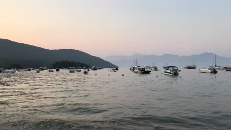 Boote-Schaukeln-In-Der-Bucht-Mit-Sonnenuntergang-über-Den-Bergen-Im-Hintergrund