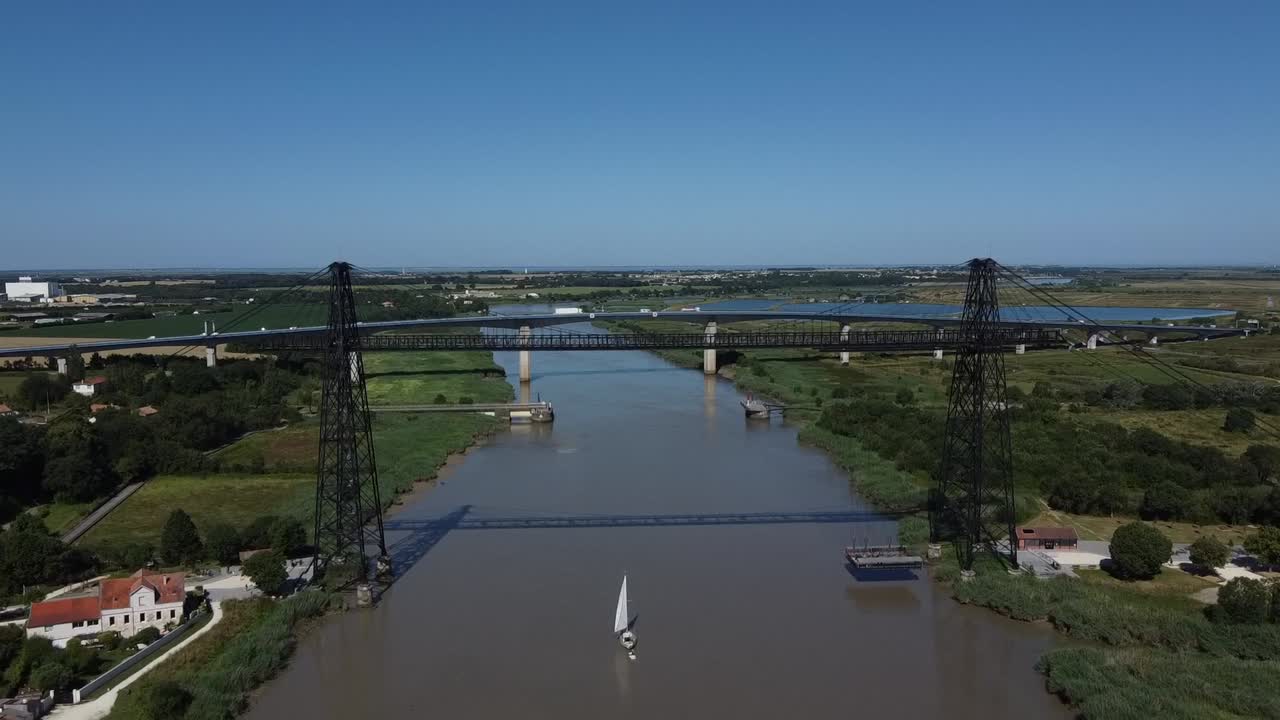 프랑스 로쉬포르 수르 메르 트랜스포터 다리 에 접근 하는 항해 배 의 공중 사진