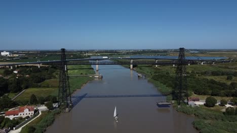 vista aérea de un velero que se acerca al puente de transporte de rochefort sur mer, francia