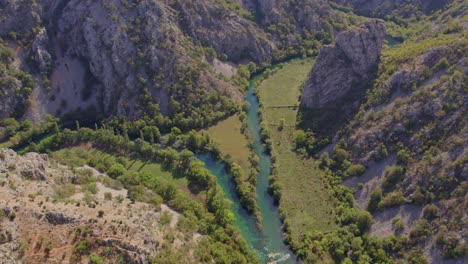 Río-Zrmanja-Croacia-Durante-El-Verano-Con-Un-Grupo-De-Kayak-De-Aguas-Bravas,-Antena