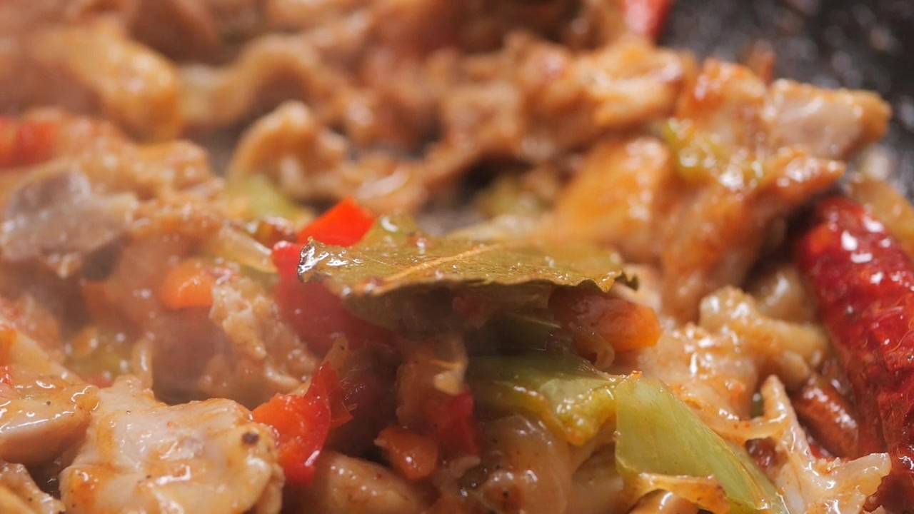 Pollo e verdure saltati in una padella calda