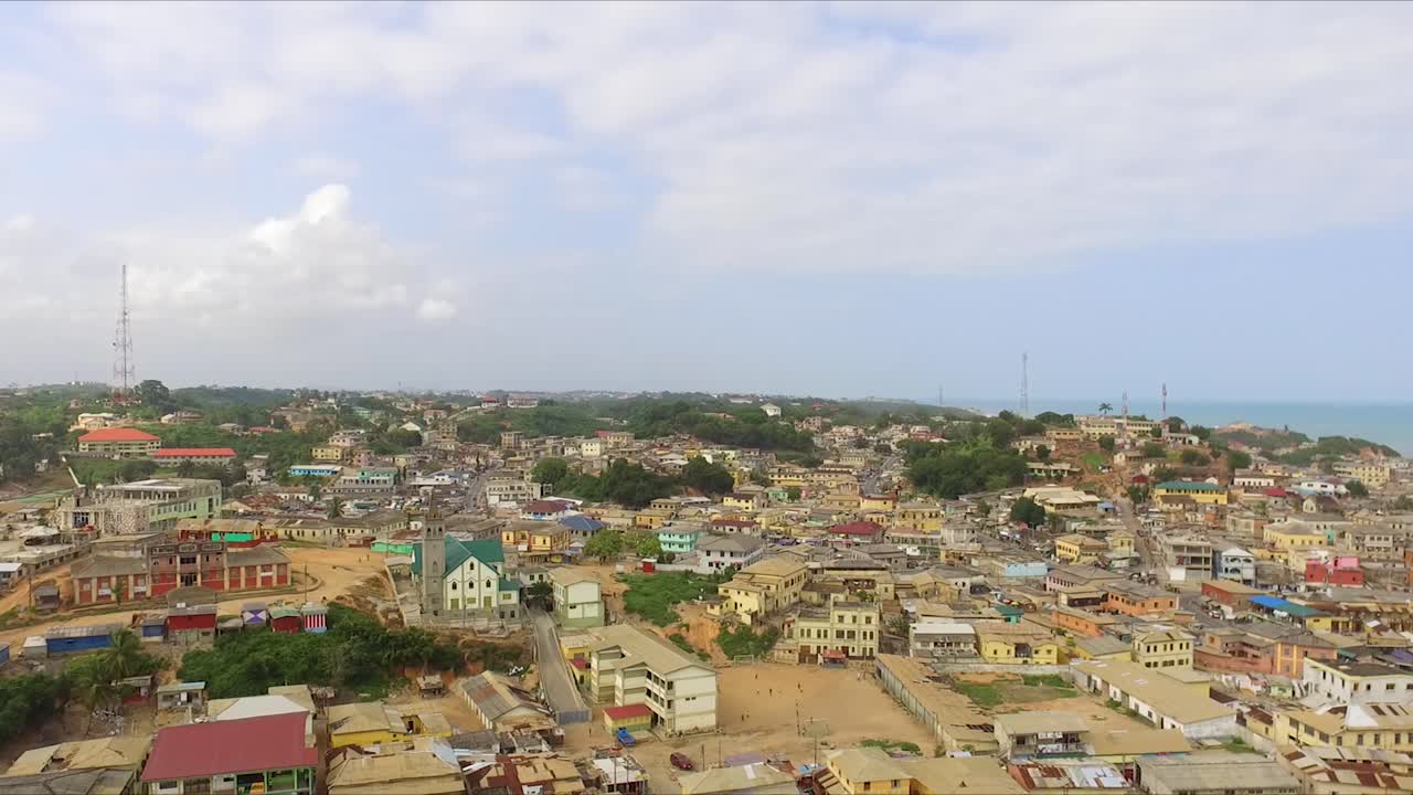 hermosa vista aérea en 4k de una ciudad costera africana con edificios coloridos en cape coast, ghana, áfrica occidental