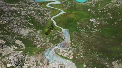 Aufschlussreiche-Drohnenaufnahme-Eines-Flusses,-Der-In-Den-Ala-Kol-See-In-Kirgisistan-Mündet