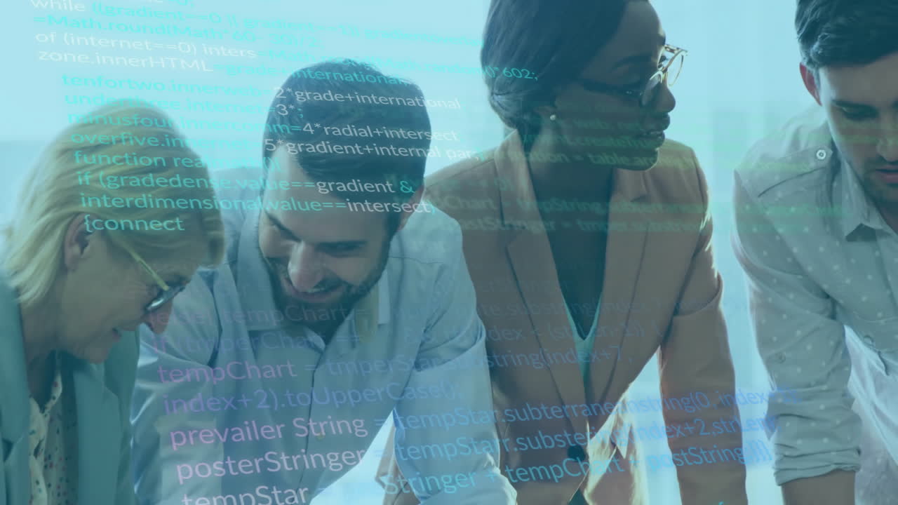 사무실에서 다양한 비즈니스 사람들 위에서 디지털 데이터 처리의 애니메이션