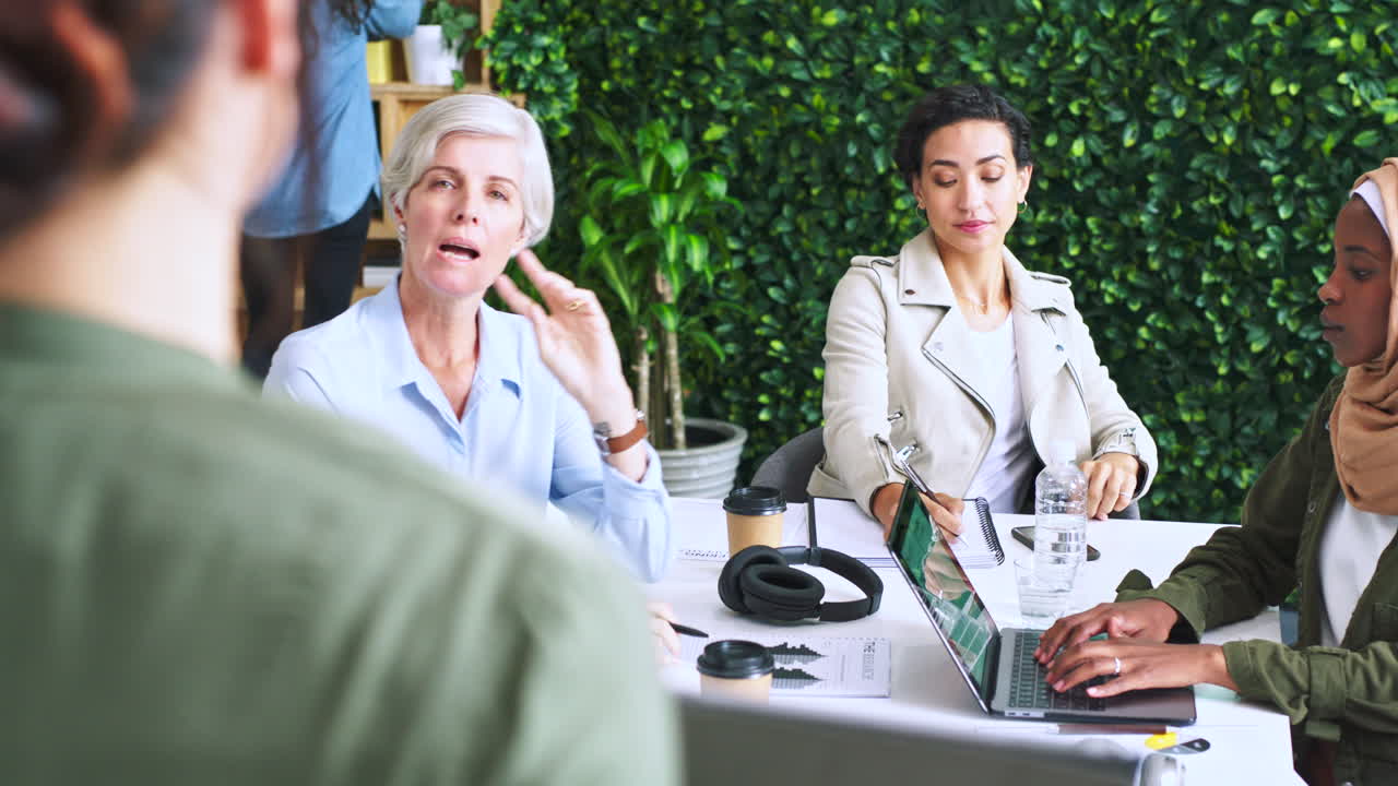 회의에서 다양한 비즈니스 팀