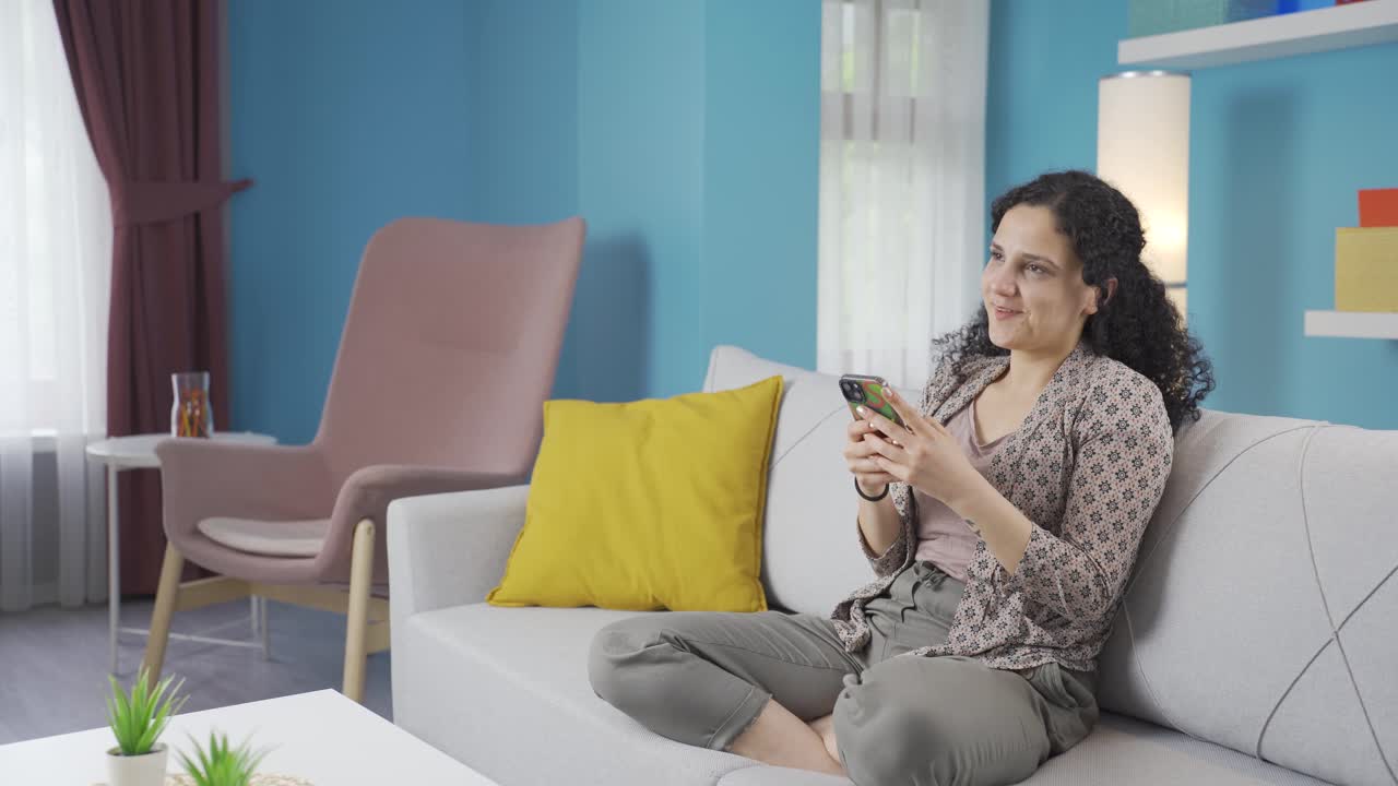 행복하고 문자 메시지를 보내는 젊은 여성.