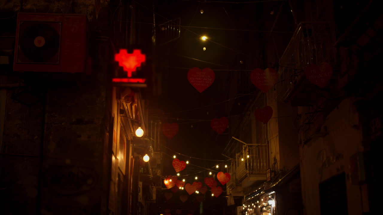 Calle Nocturna Romántica Decorada con Corazones Rojos y Luces de Guirnalda