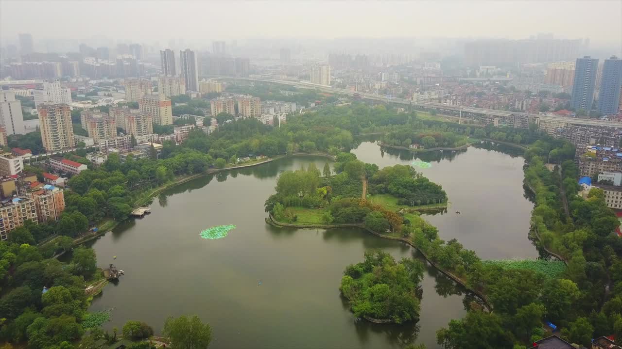 día nebuloso paisaje de la ciudad de wuhan lago panorama aéreo 4k china