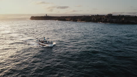 Regresando-A-Casa-Desde-El-Mar-Cruzando-El-Faro-De-Cabo-Carvoeiro-Presentado-En-Una-Toma-Aérea