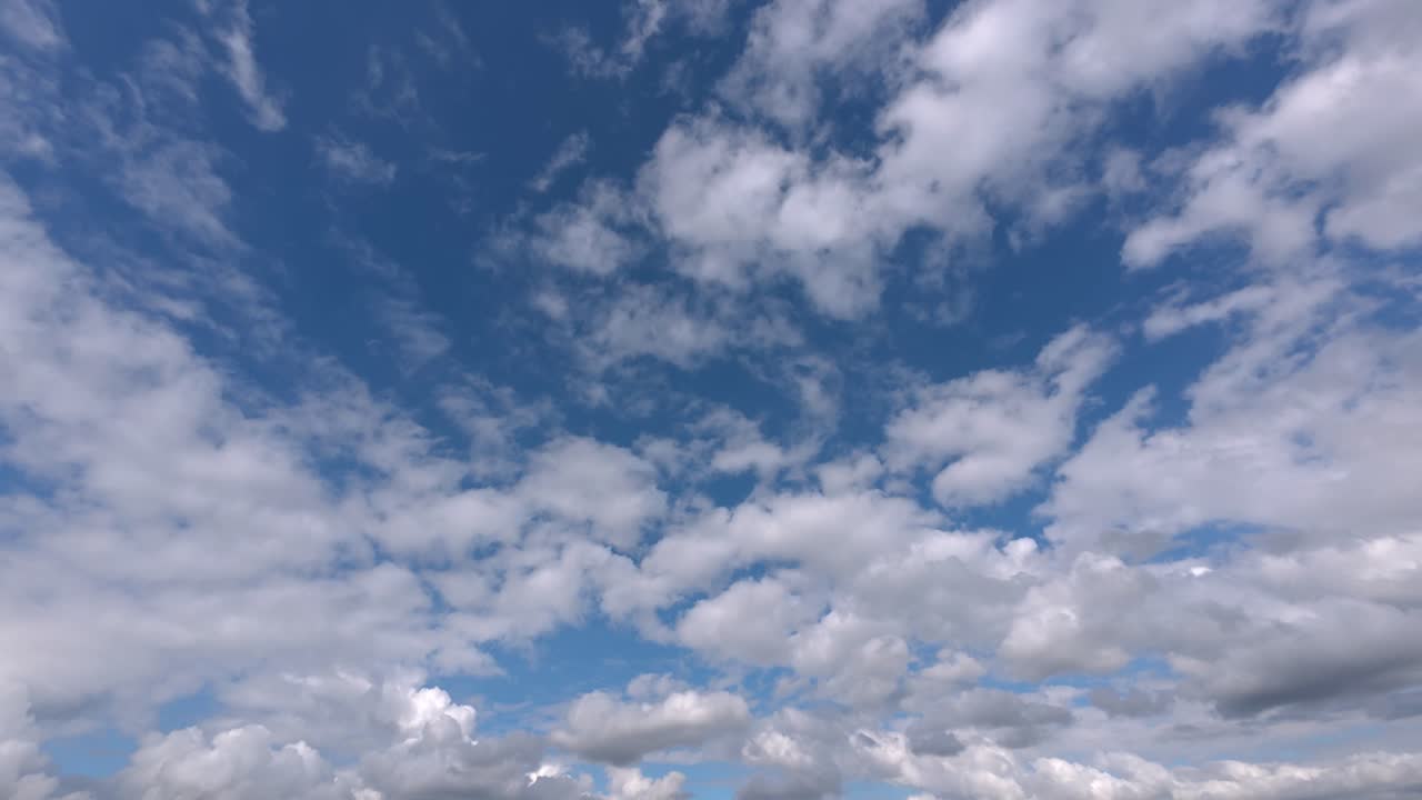 cielo azul con nubes blancas