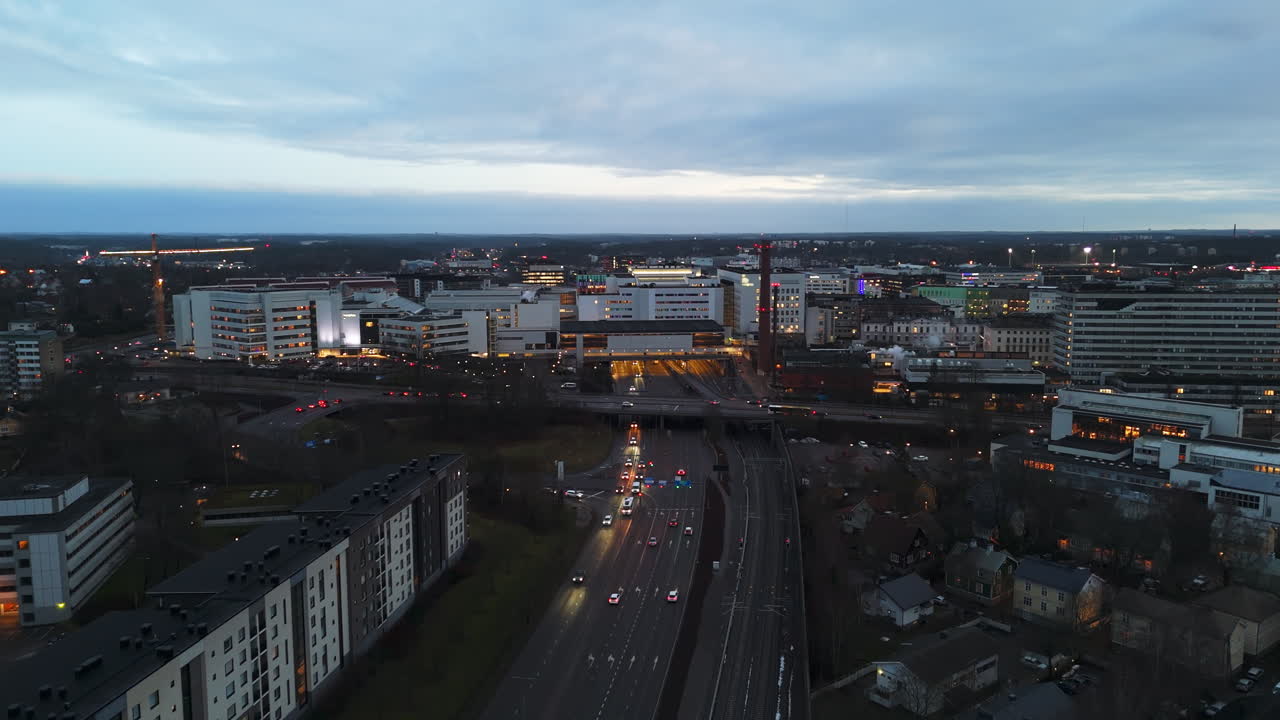 Drone nærmer seg Kupittaa sykehus, jernbanestasjon og kjøpesenterkompleks i Turku
