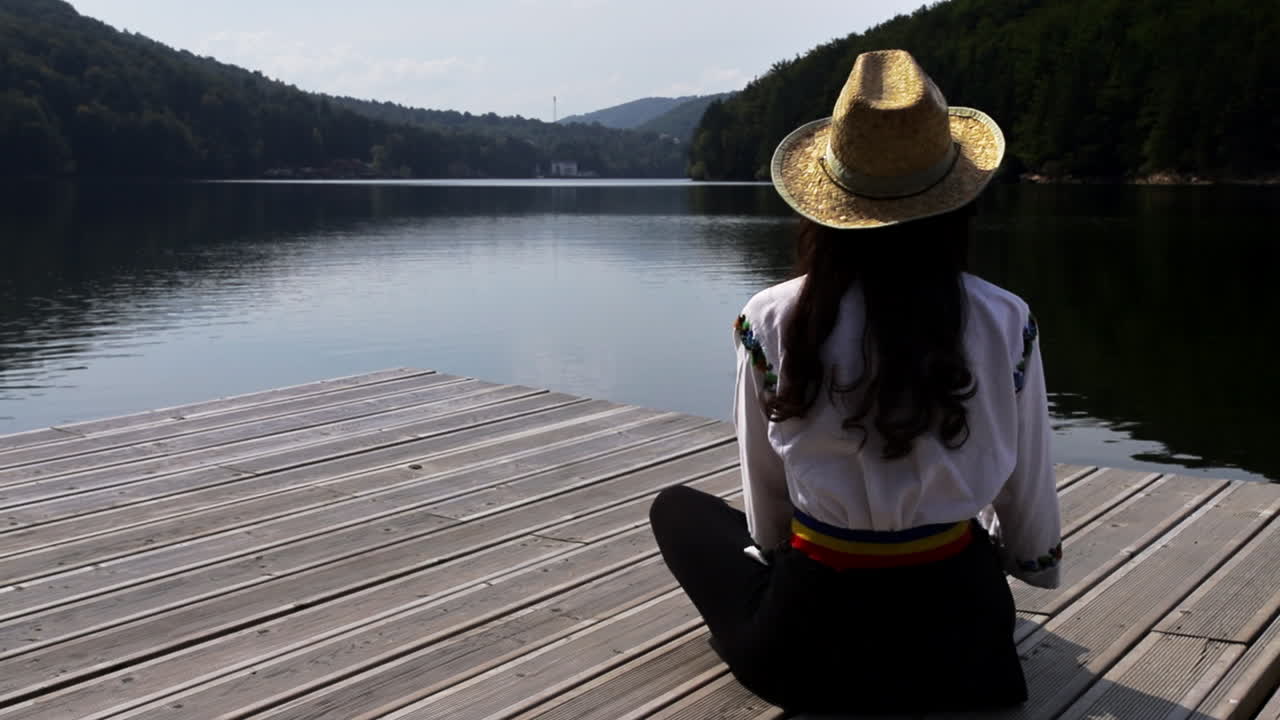 ragazza rumena sul pontone del lago - valiug, romania 5