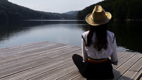 niña rumana en el pontón del lago - valiug, rumania 5