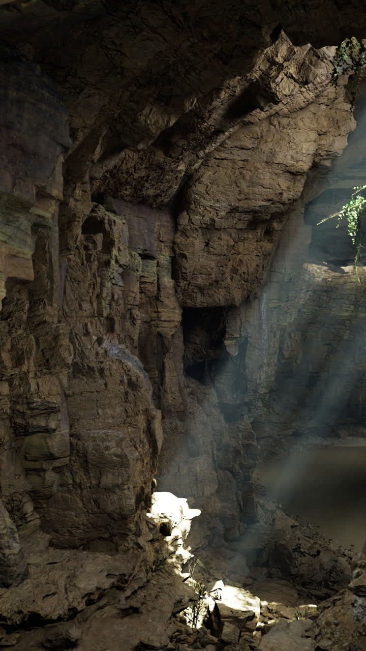 I raggi del sole penetrano in un canyon profondo creando un'atmosfera magica